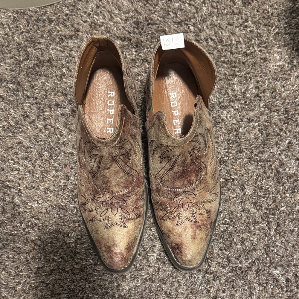 Roper Women's Brown Distressed Leather Western Slip-On Ankle Boots